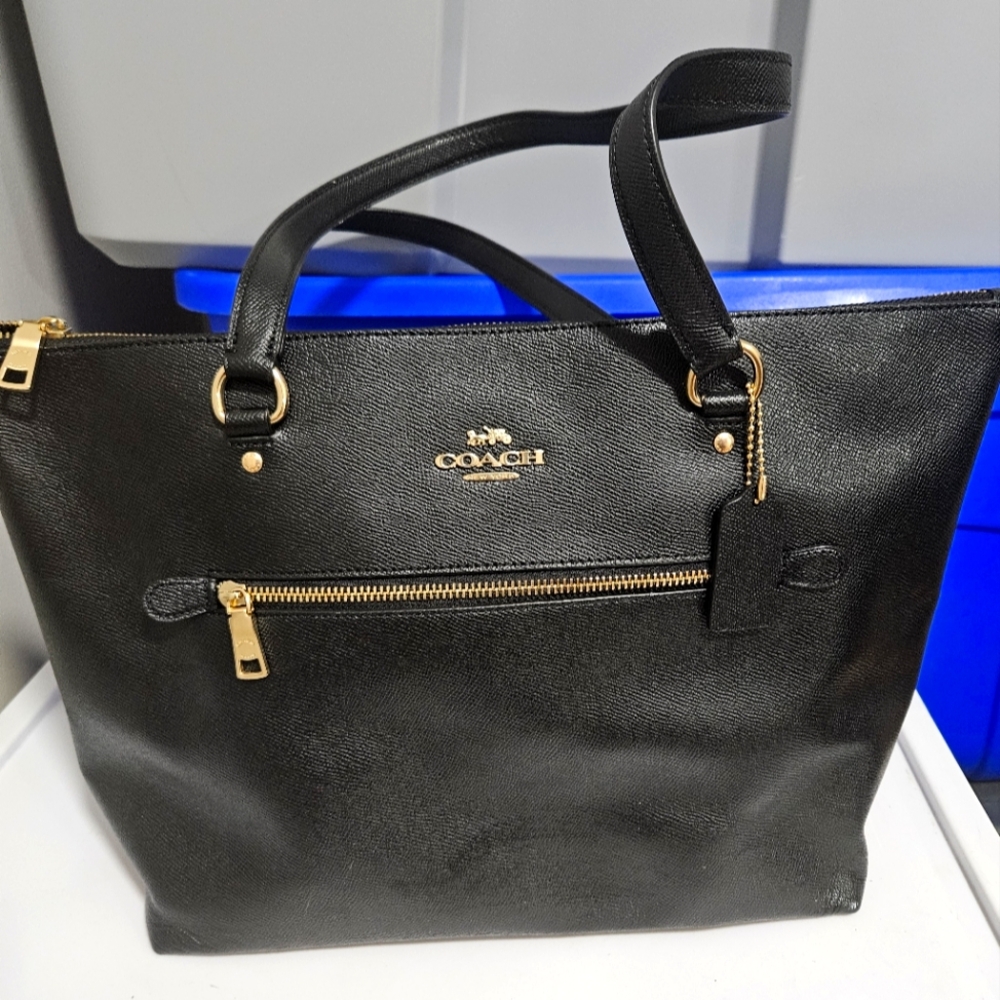 Coach Tote with zipper
